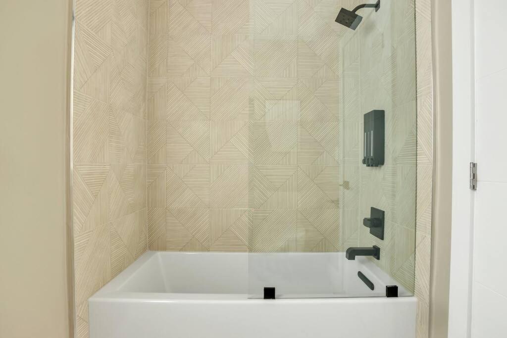 Stunning 2 Story Villa With Pool Fort Lauderdale Eksteriør billede